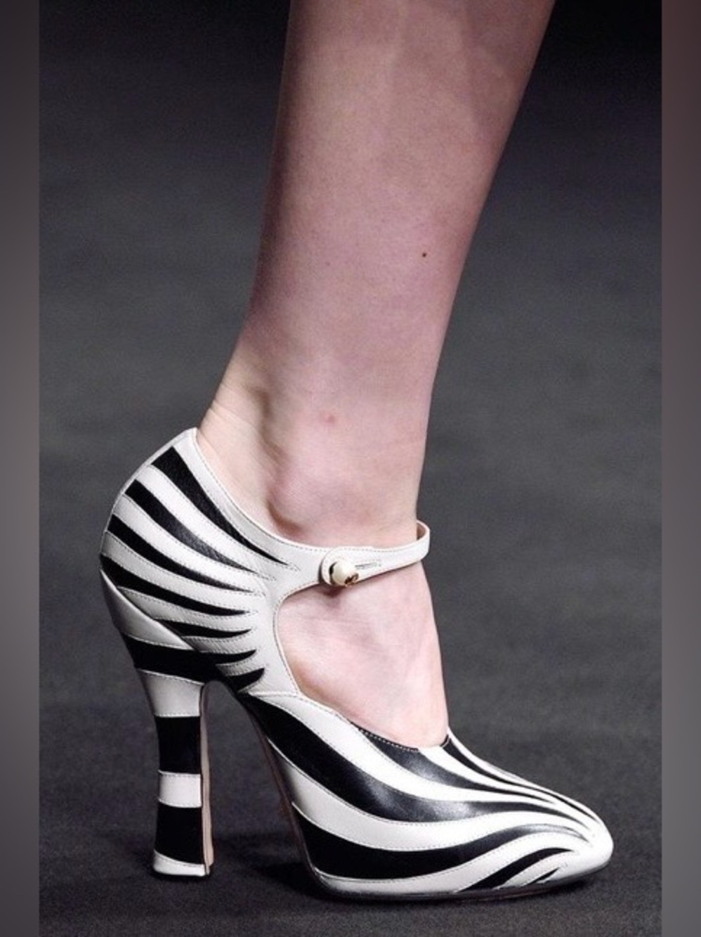 Gucci Zebra Mary Jane pumps in box - Picture 8 of 9
